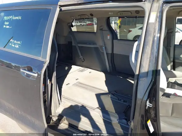 5TDYZ3DC1JS934682 2018 TOYOTA SIENNA - Image 8