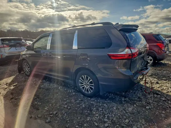 5TDYZ3DC1JS937873 2018 TOYOTA SIENNA - Image 2