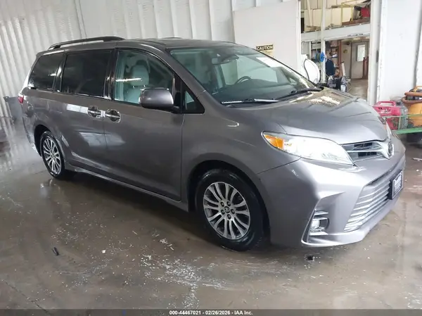 5TDYZ3DC1JS940952 2018 TOYOTA SIENNA - Image 1