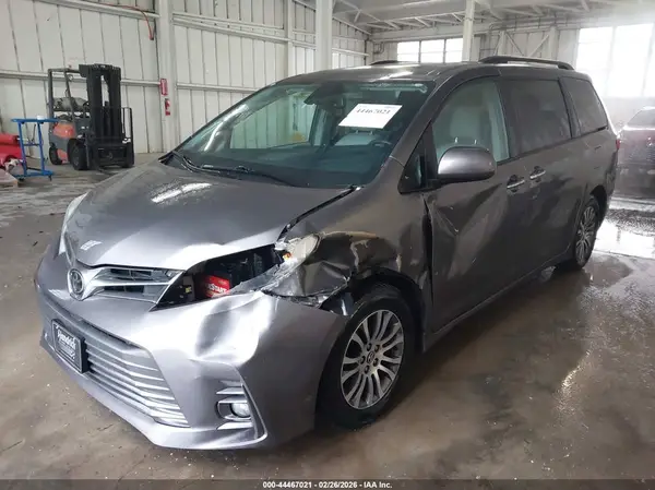 5TDYZ3DC1JS940952 2018 TOYOTA SIENNA - Image 2