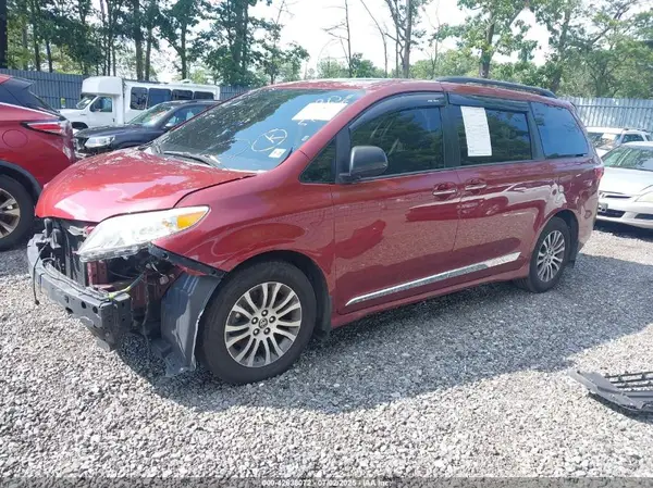 5TDYZ3DC1JS941034 2018 TOYOTA SIENNA - Image 2