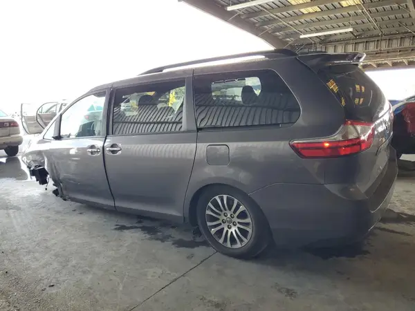 5TDYZ3DC1JS941194 2018 TOYOTA SIENNA - Image 2