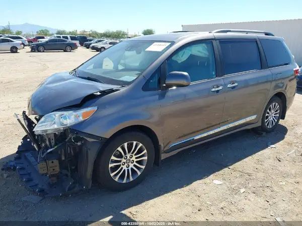5TDYZ3DC1JS942460 2018 TOYOTA SIENNA - Image 2