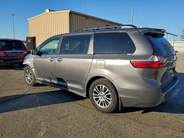 5TDYZ3DC1JS944631 2018 TOYOTA SIENNA - Image 2