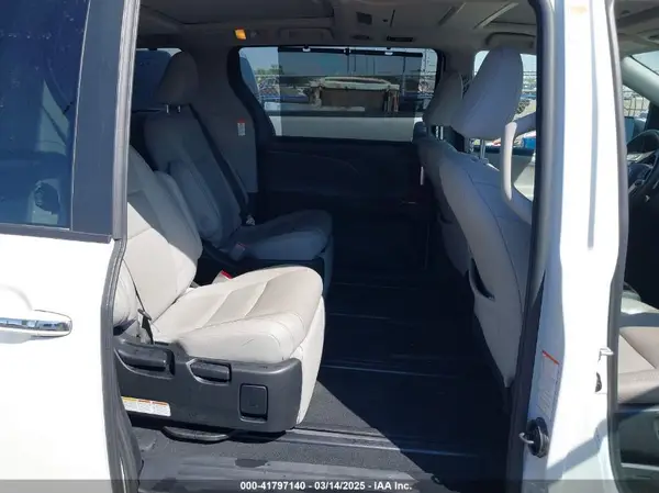 5TDYZ3DC1JS946752 2018 TOYOTA SIENNA - Image 8