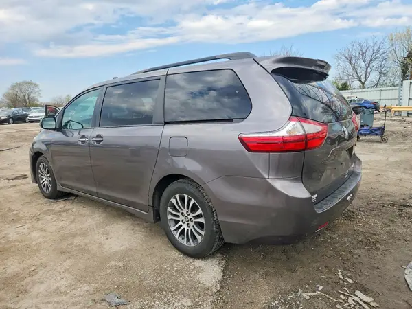 5TDYZ3DC1JS947027 2018 TOYOTA SIENNA - Image 2