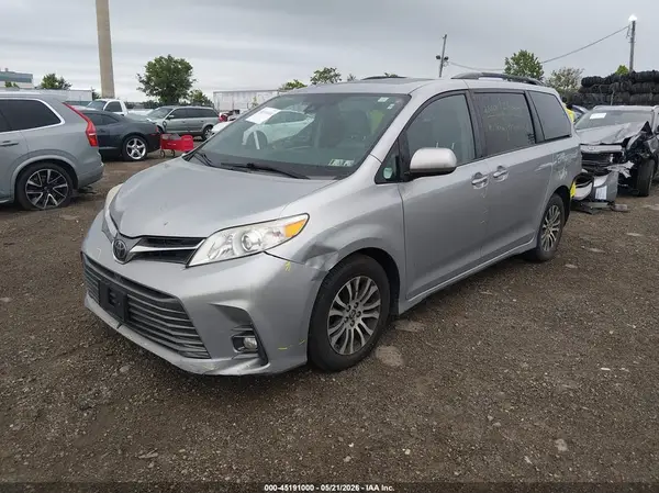 5TDYZ3DC1JS949909 2018 TOYOTA SIENNA - Image 2