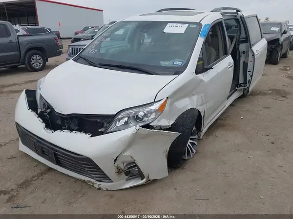 5TDYZ3DC1JS949957 2018 TOYOTA SIENNA - Image 2