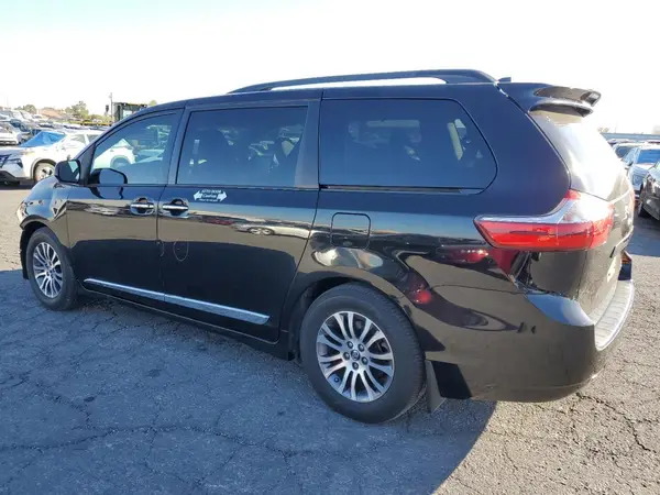 5TDYZ3DC1JS950414 2018 TOYOTA SIENNA - Image 2