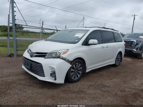 5TDYZ3DC1JS953247 2018 TOYOTA SIENNA - Image 2