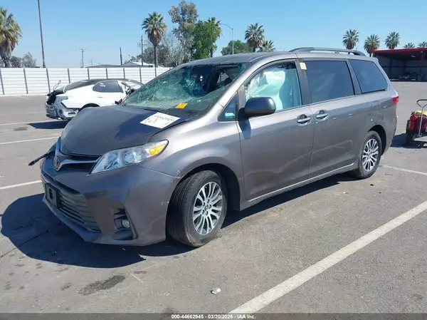 5TDYZ3DC1JS954916 2018 TOYOTA SIENNA - Image 2