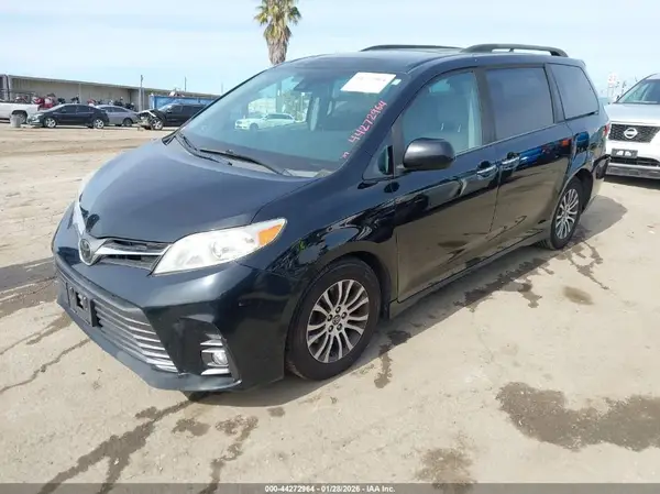 5TDYZ3DC1JS956228 2018 TOYOTA SIENNA - Image 2