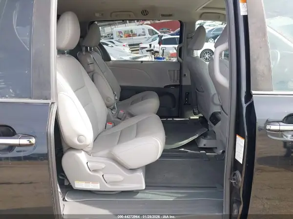 5TDYZ3DC1JS956228 2018 TOYOTA SIENNA - Image 8