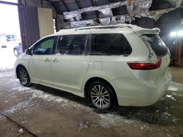 5TDYZ3DC1JS956407 2018 TOYOTA SIENNA - Image 2