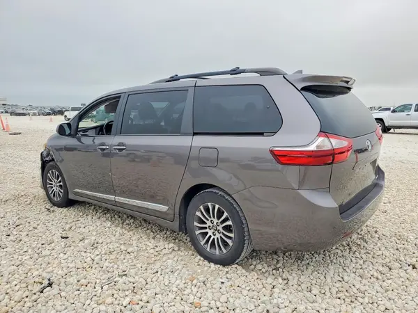 5TDYZ3DC1JS957539 2018 TOYOTA SIENNA - Image 2