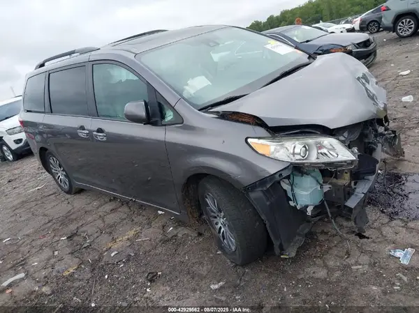 5TDYZ3DC1JS958383 2018 TOYOTA SIENNA - Image 1
