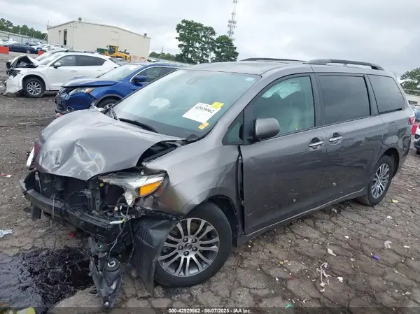 5TDYZ3DC1JS958383 2018 TOYOTA SIENNA - Image 2