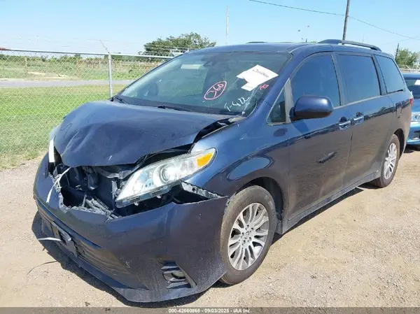 5TDYZ3DC1JS961218 2018 TOYOTA SIENNA - Image 2