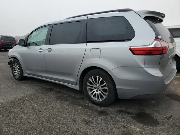 5TDYZ3DC1JS965141 2018 TOYOTA SIENNA - Image 2