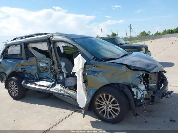 5TDYZ3DC1KS008414 2019 TOYOTA SIENNA - Image 1
