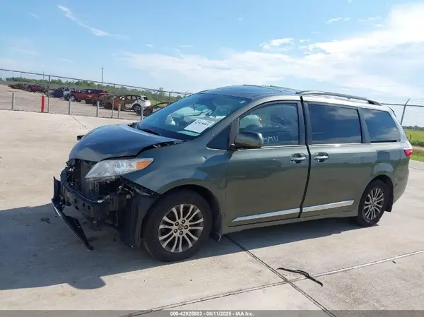 5TDYZ3DC1KS008414 2019 TOYOTA SIENNA - Image 2