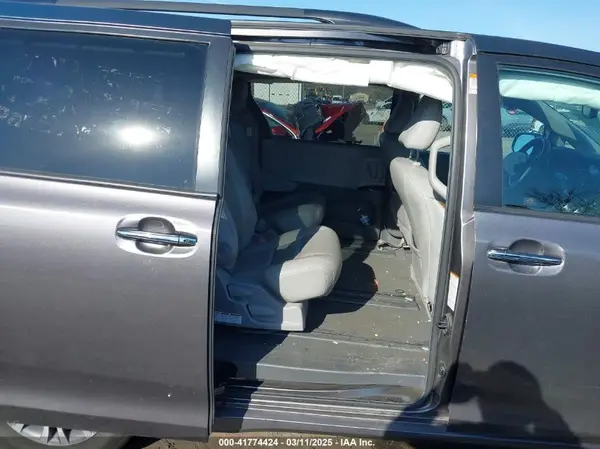 5TDYZ3DC1KS009336 2019 TOYOTA SIENNA - Image 8