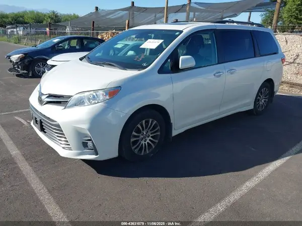 5TDYZ3DC1KS020157 2019 TOYOTA SIENNA - Image 2