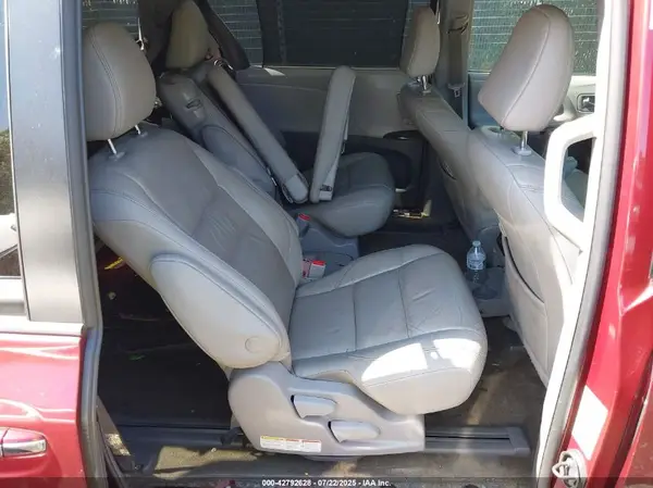 5TDYZ3DC1KS975797 2019 TOYOTA SIENNA - Image 8