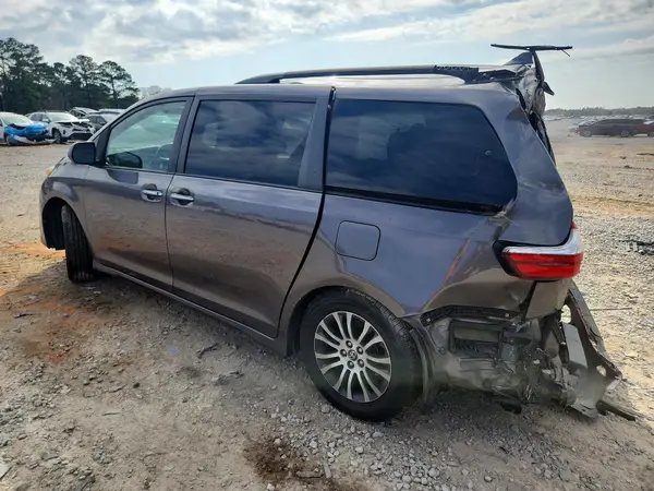 5TDYZ3DC1KS978991 2019 TOYOTA SIENNA - Image 2