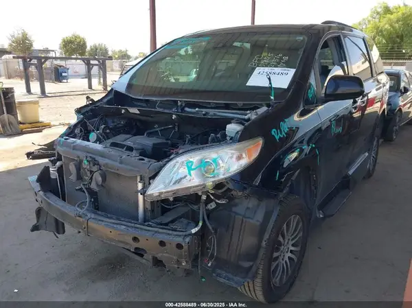 5TDYZ3DC1KS981664 2019 TOYOTA SIENNA - Image 2