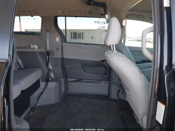 5TDYZ3DC1KS981664 2019 TOYOTA SIENNA - Image 8