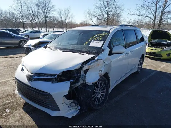 5TDYZ3DC1KS982104 2019 TOYOTA SIENNA - Image 2