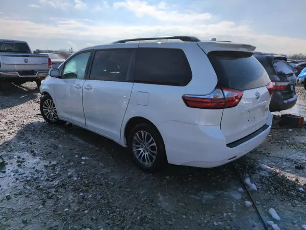 5TDYZ3DC1KS982412 2019 TOYOTA SIENNA - Image 2