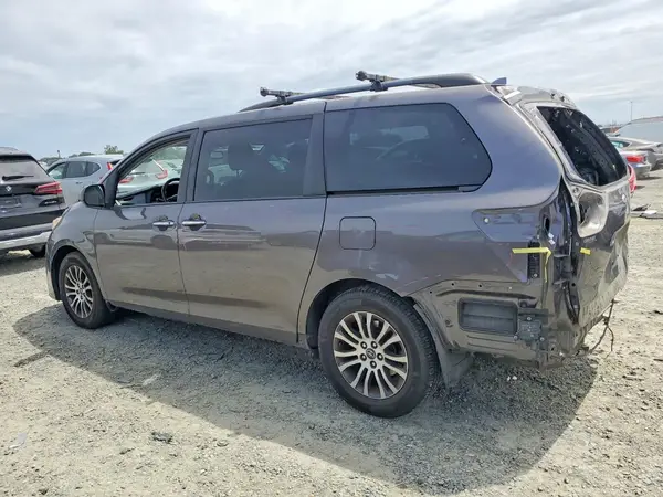 5TDYZ3DC1KS989490 2019 TOYOTA SIENNA - Image 2