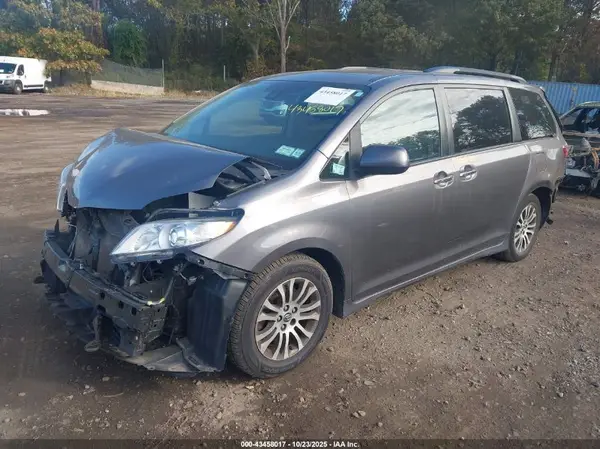 5TDYZ3DC1LS042418 2020 TOYOTA SIENNA - Image 2