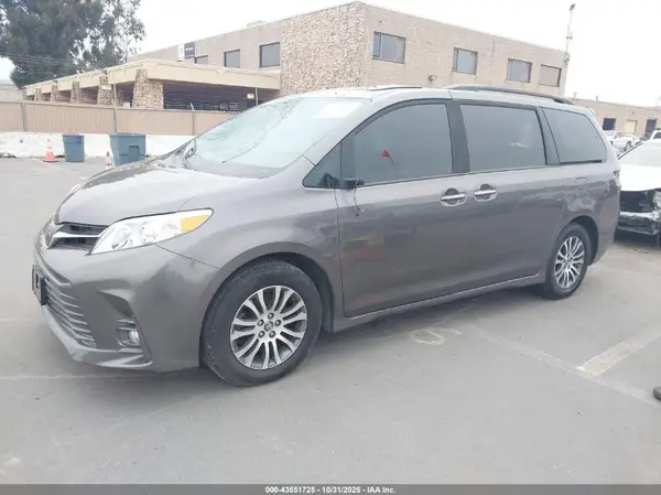 5TDYZ3DC1LS051877 2020 TOYOTA SIENNA - Image 2