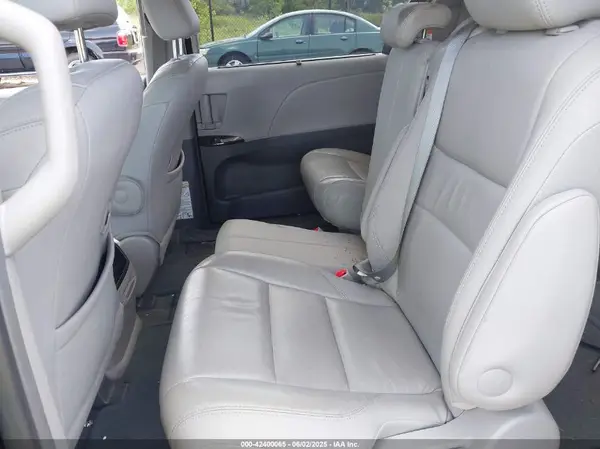 5TDYZ3DC2HS766478 2017 TOYOTA SIENNA - Image 8