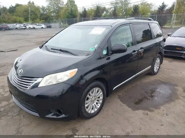 5TDYZ3DC2HS768392 2017 TOYOTA SIENNA - Image 2