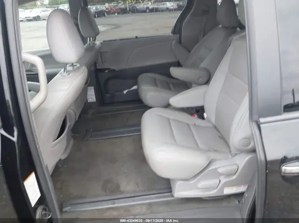 5TDYZ3DC2HS768392 2017 TOYOTA SIENNA - Image 8