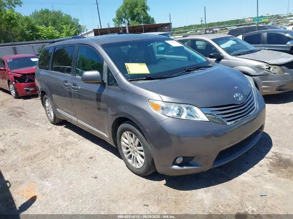 5TDYZ3DC2HS771745 2017 TOYOTA SIENNA - Image 1