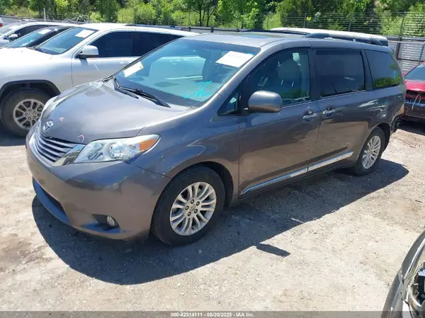 5TDYZ3DC2HS771745 2017 TOYOTA SIENNA - Image 2