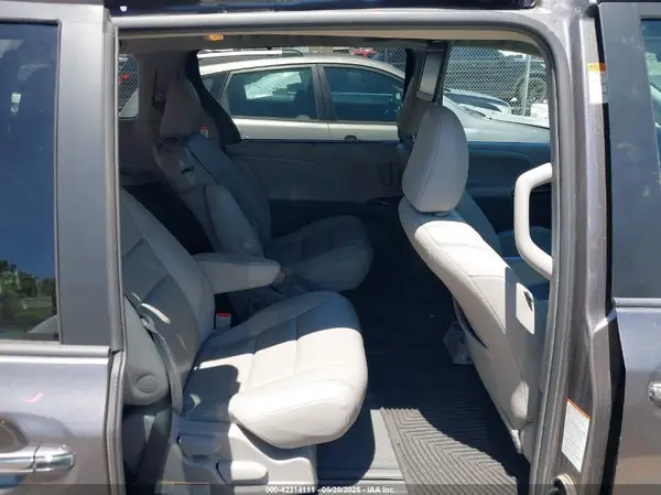 5TDYZ3DC2HS771745 2017 TOYOTA SIENNA - Image 8