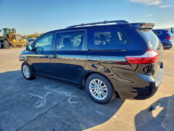 5TDYZ3DC2HS774550 2017 TOYOTA SIENNA - Image 2