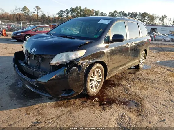 5TDYZ3DC2HS774841 2017 TOYOTA SIENNA - Image 2