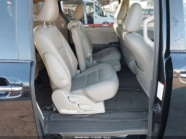 5TDYZ3DC2HS774841 2017 TOYOTA SIENNA - Image 8