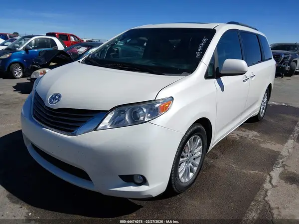 5TDYZ3DC2HS775990 2017 TOYOTA SIENNA - Image 2