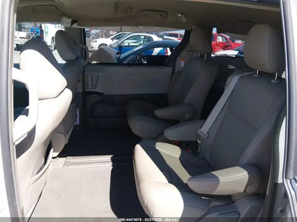 5TDYZ3DC2HS775990 2017 TOYOTA SIENNA - Image 8