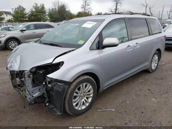 5TDYZ3DC2HS777237 2017 TOYOTA SIENNA - Image 2