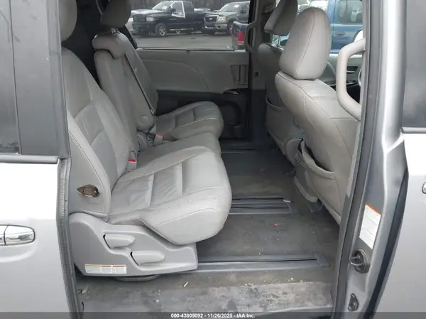 5TDYZ3DC2HS777237 2017 TOYOTA SIENNA - Image 8