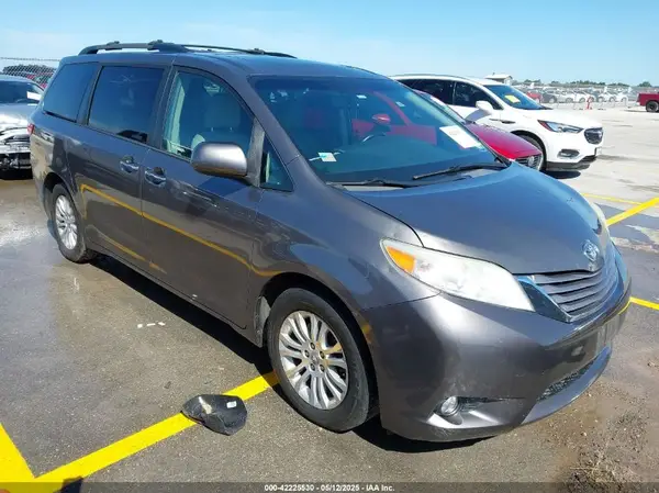 5TDYZ3DC2HS778209 2017 TOYOTA SIENNA - Image 1